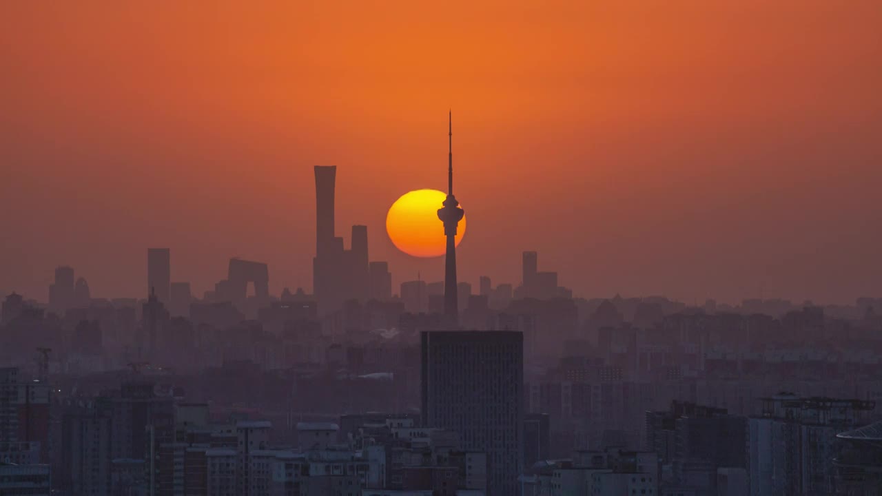 北京的日出，太阳初升与中央电视塔对齐视频素材