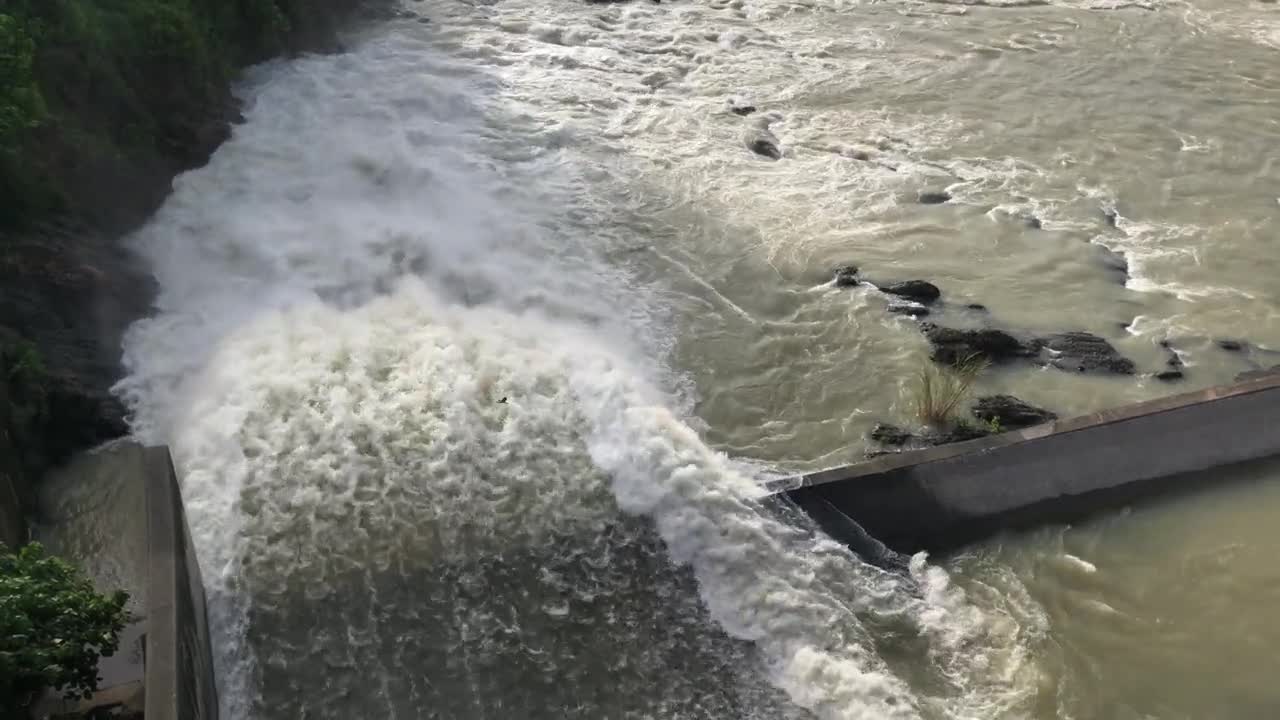 从灌溉坝溢洪道传来的旋涡水波视频下载