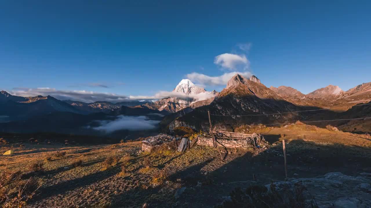 川西甘孜自治州稻城亚丁察贡牛场上的夏诺多吉雪山延时视频下载