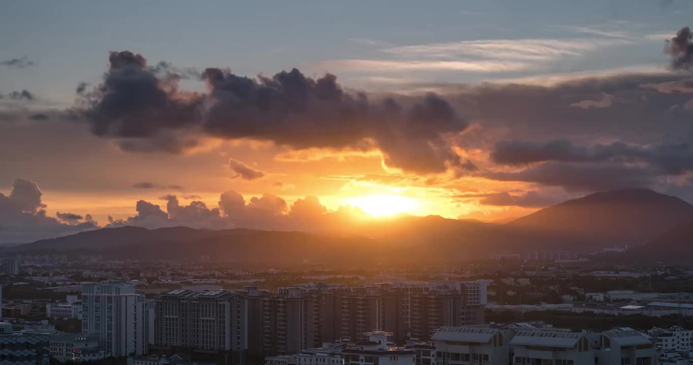 夏季夕阳落日时多变云彩视频素材