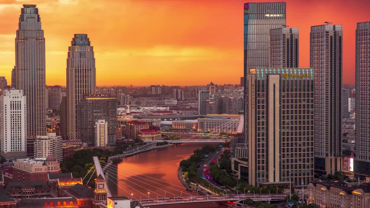 天津傍晚，大雨过后，海河与天空云彩都被夕阳映的通红。视频下载