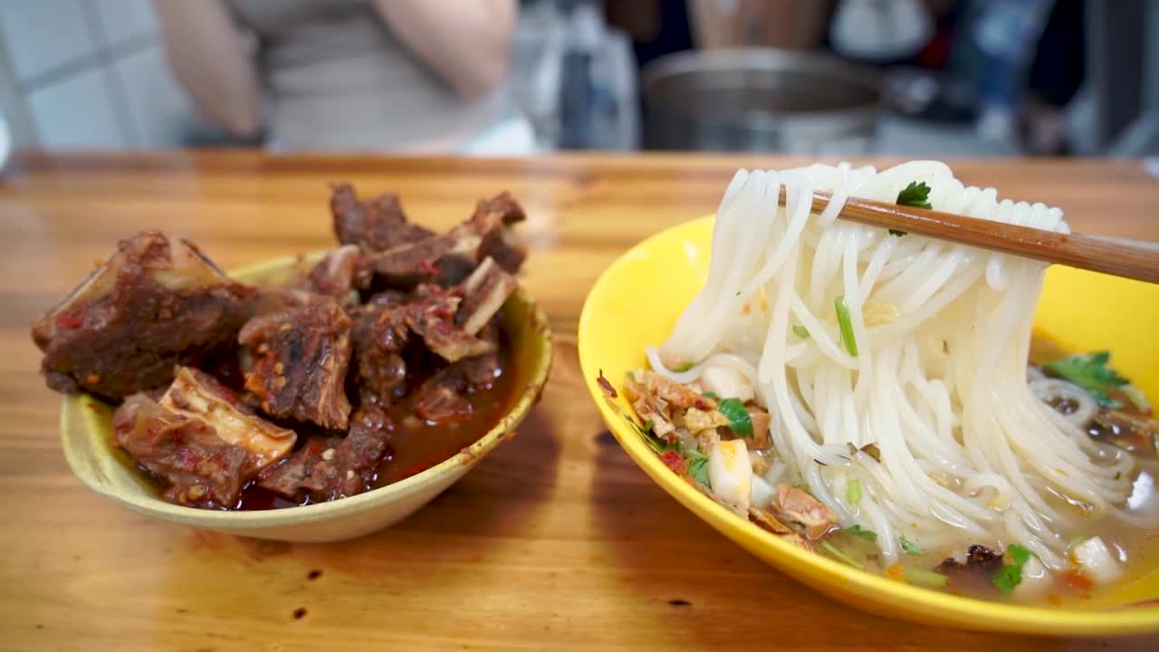 江西省景德镇市特色小吃传统美食美味食品牛骨粉视频素材