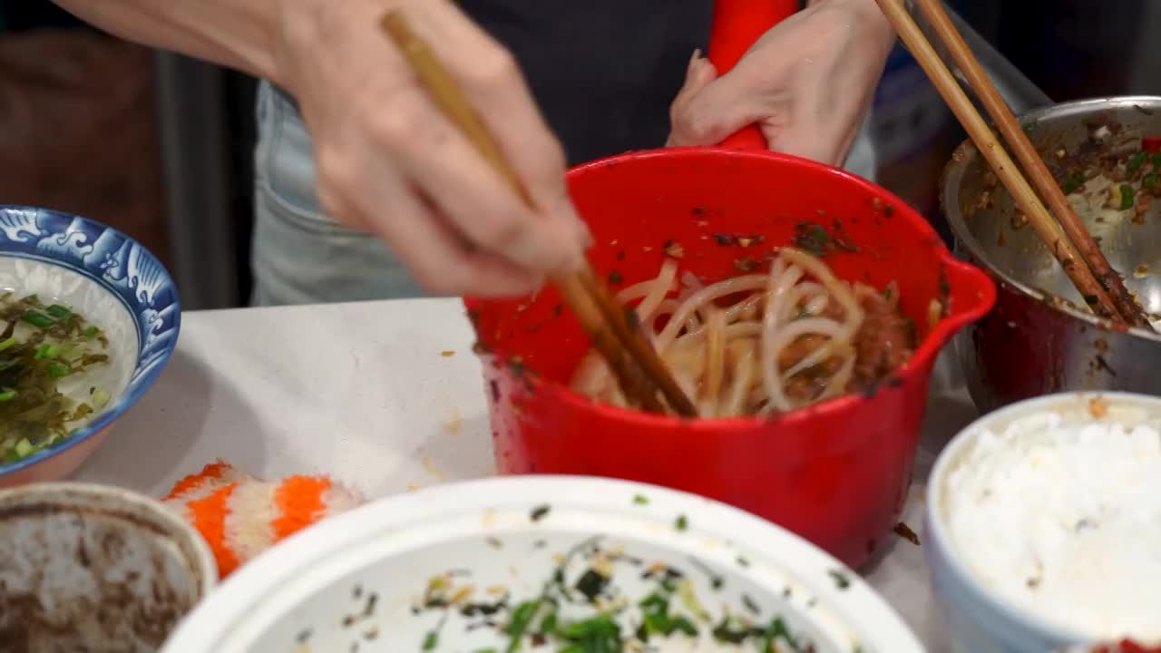 江西省景德镇当地特色小吃美食牛肉冷粉制作过程视频下载