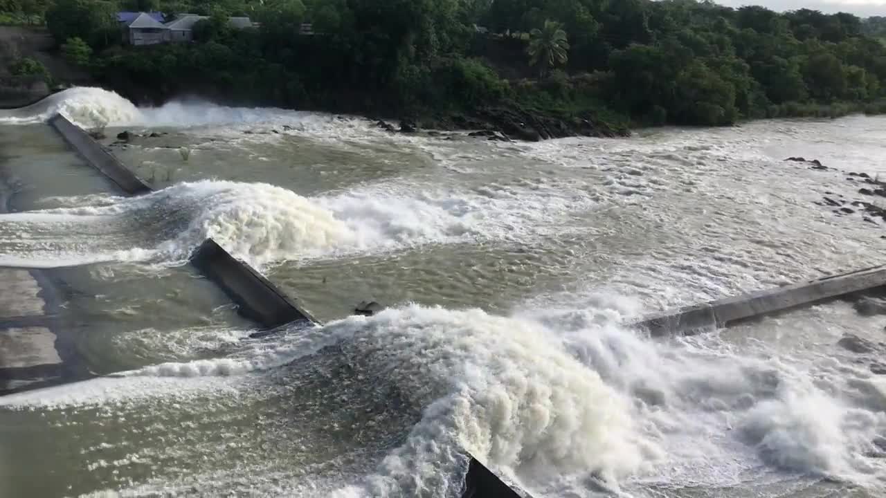 从灌溉坝溢洪道传来的旋涡水波视频下载