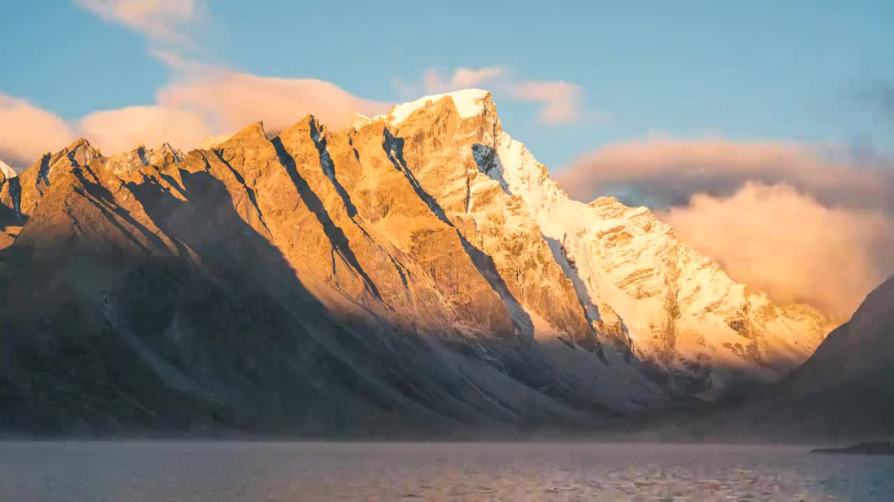 西藏定结阿玛直米雪山宗错湖日出日照金山延时视频素材