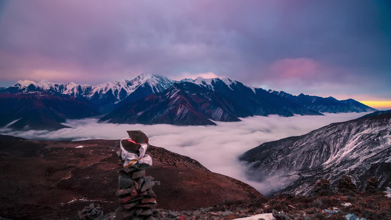 4K30P延时摄影 高原垭口云海雪山云雾变化涌动日转夜火烧云视频素材