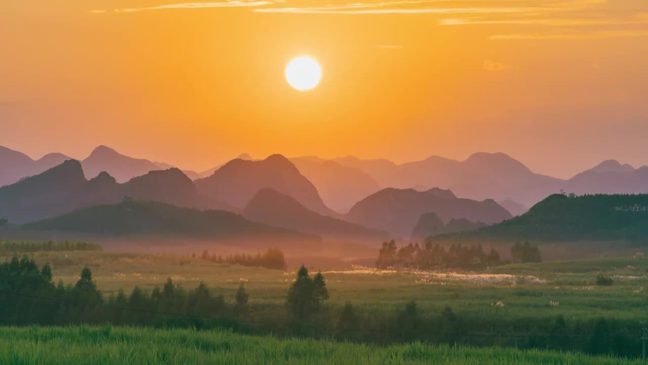 太阳在群山之后落下的延时摄影，广西柳州柳江区视频素材