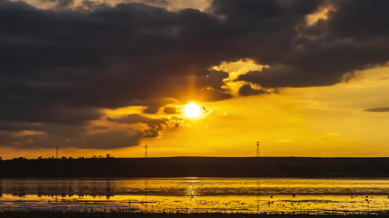 察北湖日落时分神奇变幻的天空视频素材