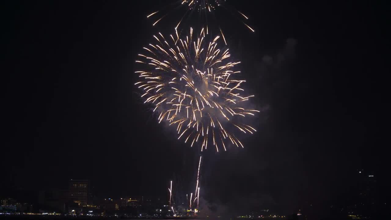 4K五彩缤纷的节日烟花夜空背景视频下载