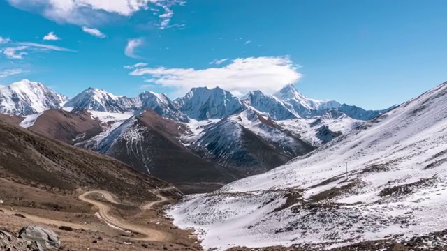 4K30P延时摄影 冬季道路雪山群峰帽子云雾缭绕拉近视频视频素材