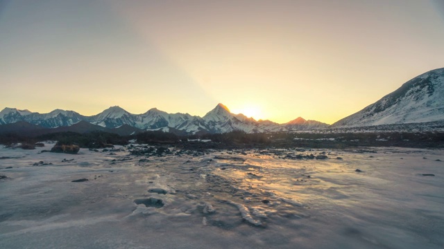 4K60P延时摄影 雪山群峰冰面反光夜转日日出光线朝霞视频视频素材