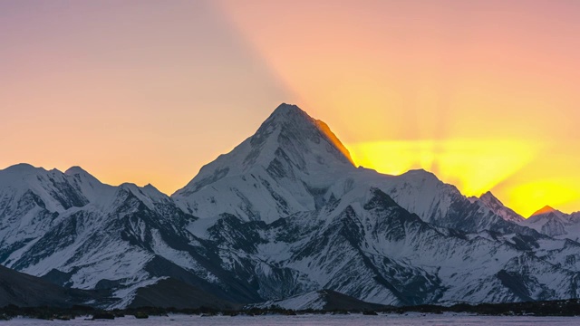 4K60P延时摄影 高原冬季雪山日出光影变化视频视频素材