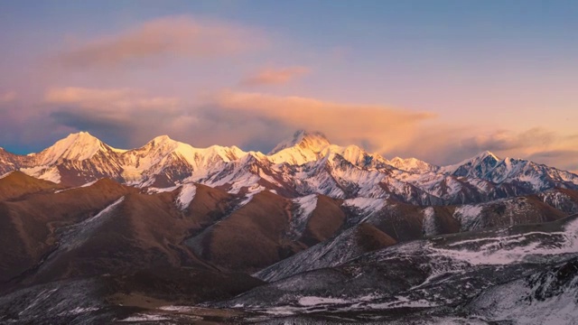 4K30P延时摄影 冬季朝向落雪贡嘎山日落火烧云方向移动航拍视频素材