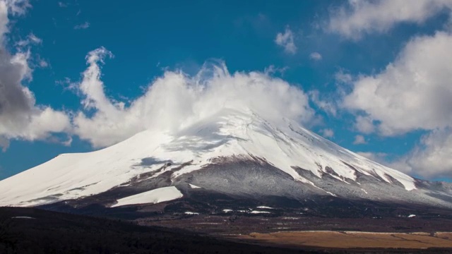 日本富士山和周围流动的云固定机位延时摄影视频素材