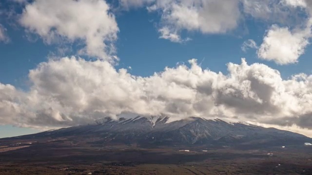 日本富士山和周围流动的云固定机位延时摄影视频素材