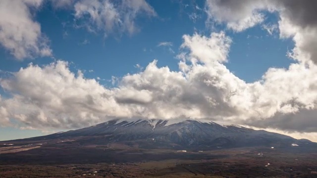 日本富士山和周围流动的云固定机位延时摄影视频素材