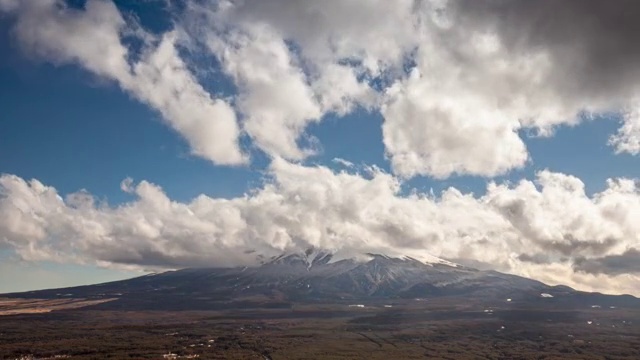 日本富士山和周围流动的云固定机位延时摄影视频素材