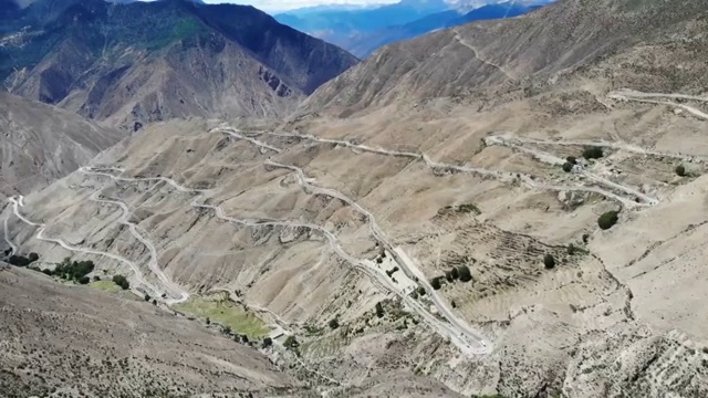 航拍西藏318国道怒江七十二拐全景，盘山公路视频素材