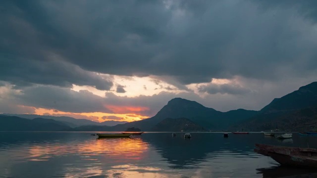 四川凉山州泸沽湖情人湾日落夕阳延时视频下载