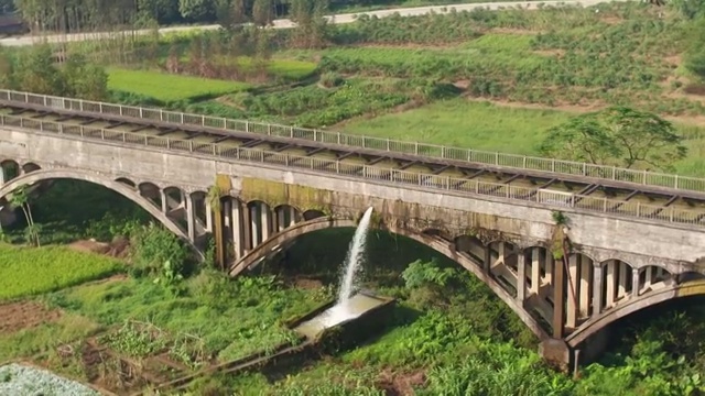 航拍渡槽水渠近景4K视频素材