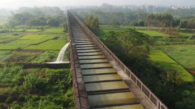 航拍渡槽水渠水塘远景4K视频素材