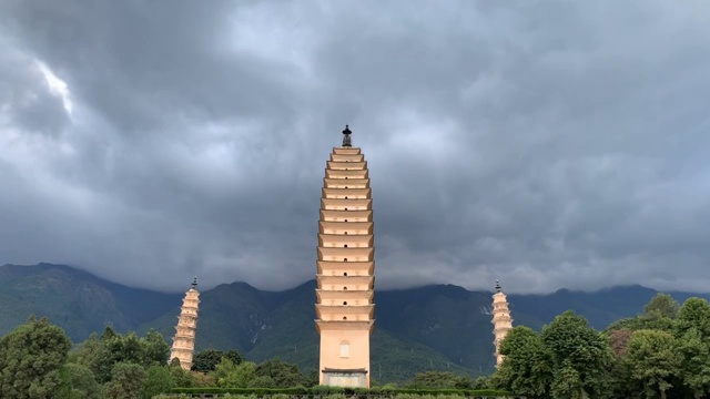 云南大理崇圣寺三塔白昼延时摄影视频素材