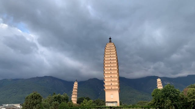 云南大理崇圣寺三塔白昼延时摄影视频素材