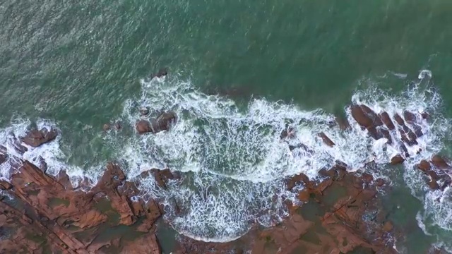 海浪拍打礁石视频素材