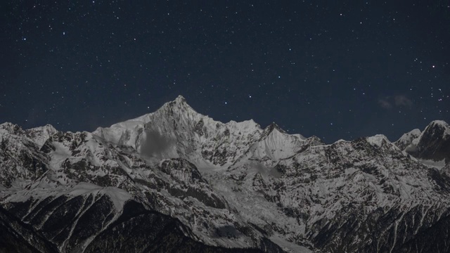 梅里雪山主峰卡瓦格博峰星空延时视频素材