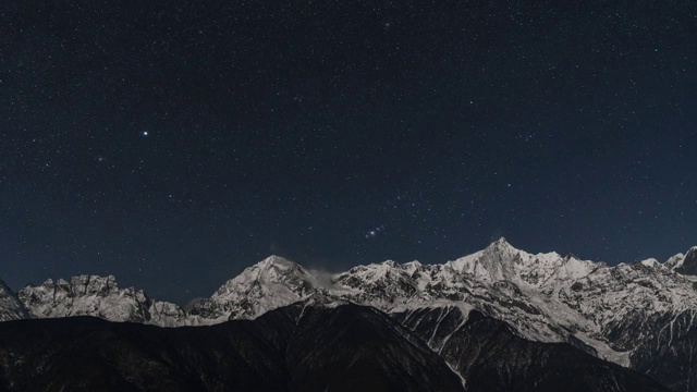 月光照耀的梅里雪山星空视频素材