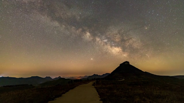 岱崮地貌旅游区月落升银河视频素材