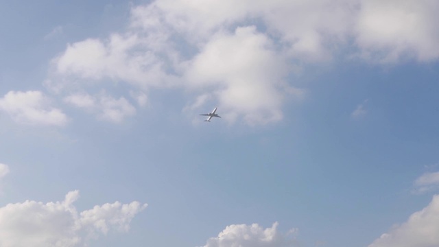 飞机在天空中飞行视频素材