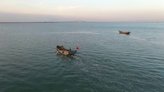 海面上的渔船视频素材