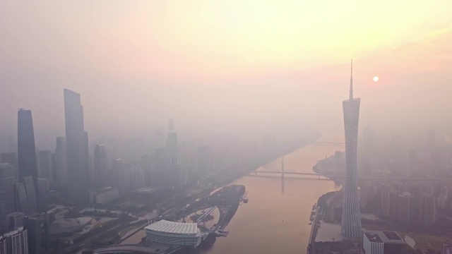 航拍视角下雾霾天气的广州塔日出4K高清视频视频素材