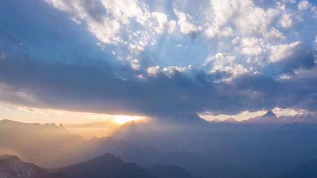 牛背山顶看贡嘎山日落视频素材