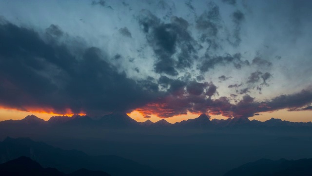 贡嘎山日落云雾变化视频素材