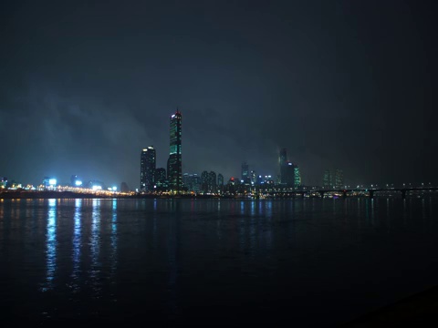 韩国首尔，汉江/ yeyei -dong, yeongdegpo -gu的建筑夜景视频素材