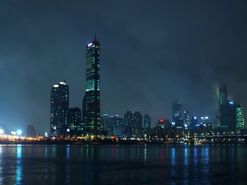 韩国首尔，汉江/ yeyei -dong, yeongdegpo -gu的建筑夜景视频素材