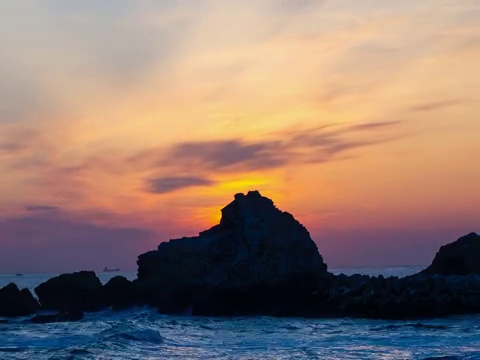 郑东镇海滩(著名的日出景点)/东海寺，江原道，韩国视频素材