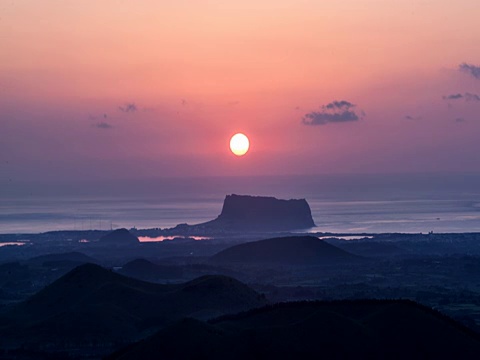 韩国济州岛Seongsan Ilchulbong Tuff Cone(日出峰)的日出视频素材