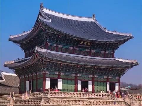 gyeongbok贡宫(朝鲜王朝的主要皇宫)的Geunjeongjeon Hall / Jongno-gu，首尔，韩国视频素材