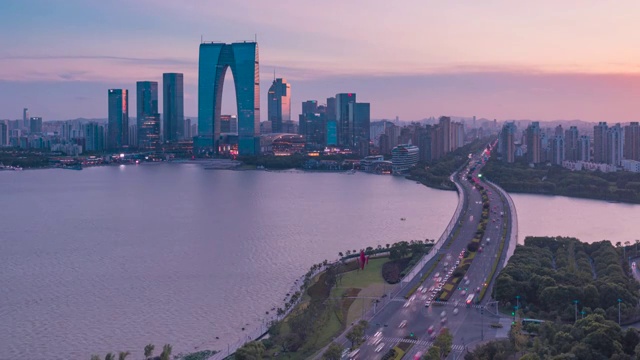 黄昏时刻的苏州金鸡湖景区，东方之门和金鸡湖大桥视频素材