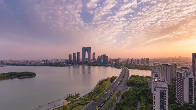 日落时分的苏州金鸡湖风景延时，东方之门和金鸡湖大桥视频素材