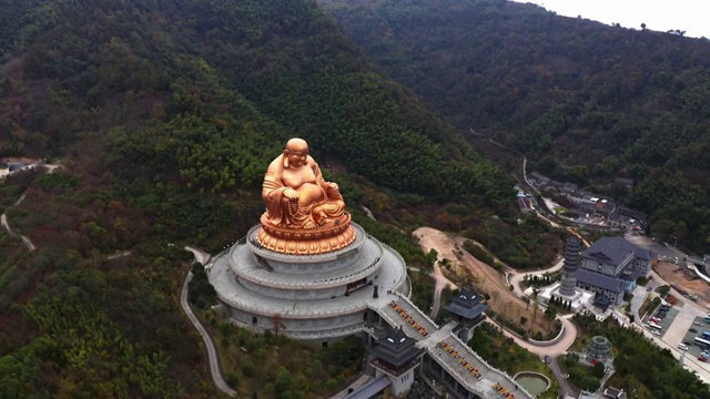 航拍浙江省宁波市奉化区溪口镇雪窦寺（雪窦资圣禅寺）弥勒大佛像视频素材