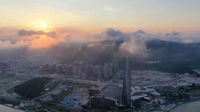 夕阳云海下的广东珠海十字门中央商务区珠海中心大厦视频素材