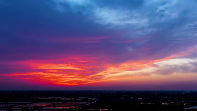 航拍天空日落云和地平线。视频素材