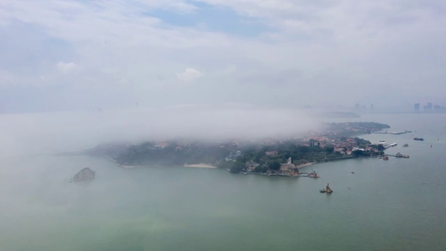 航拍厦门城市风光：平流雾中的鼓浪屿视频素材