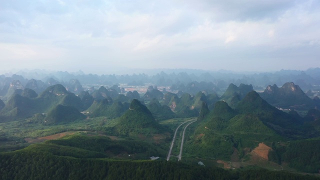 穿越群山的高速公路视频素材