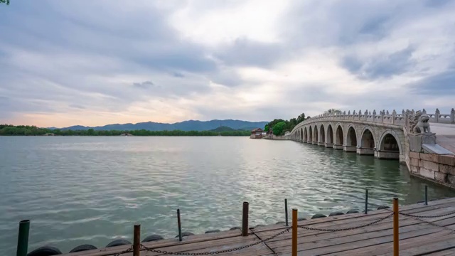 中国北京颐和园十七孔桥日落延时视频素材