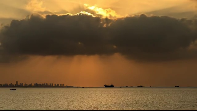 黄昏时分，海口海边，风卷云舒，黑云直到太阳出视频素材